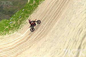 《野外摩托挑战赛》游戏截图3 《野外摩托挑战赛》游戏截图3